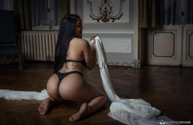 Yasmin - Soy joven y encantadora, soy una chica preciosa con un cuerpo perfecto. Piel suave, lisa y unos ojos encantadores.