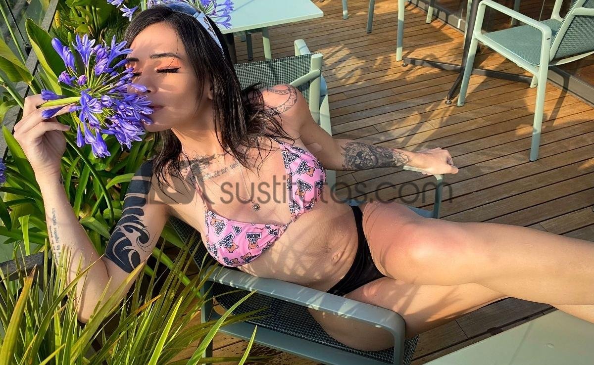 Lara - Lara, jovencita totalmente semental. Los besos con lengua me apasionan y el trato de novios es algo que me encanta.